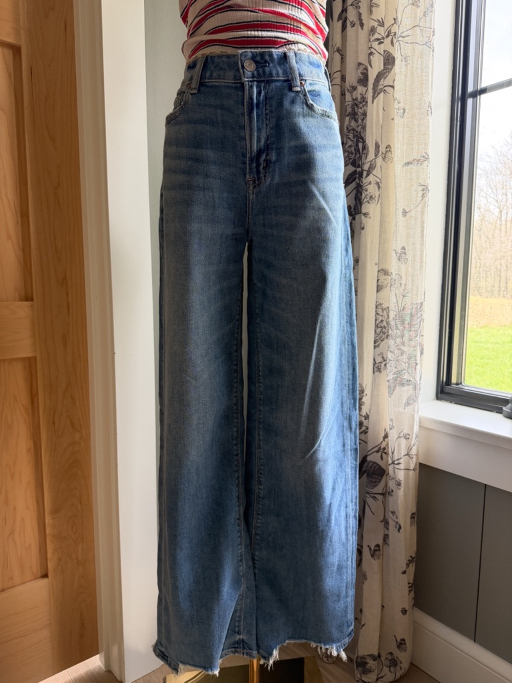 American Eagle | vintage wash wide leg jeans|  size 00 | frayed hem